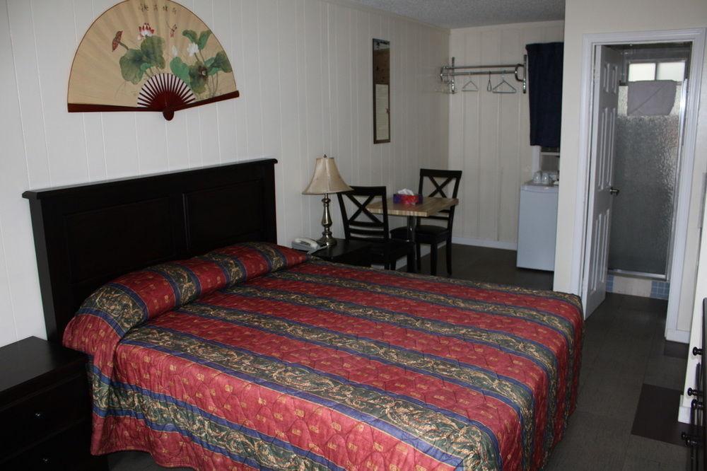 Sunny Beach Motel Пентиктон Экстерьер фото