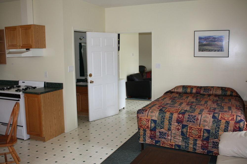 Sunny Beach Motel Пентиктон Экстерьер фото