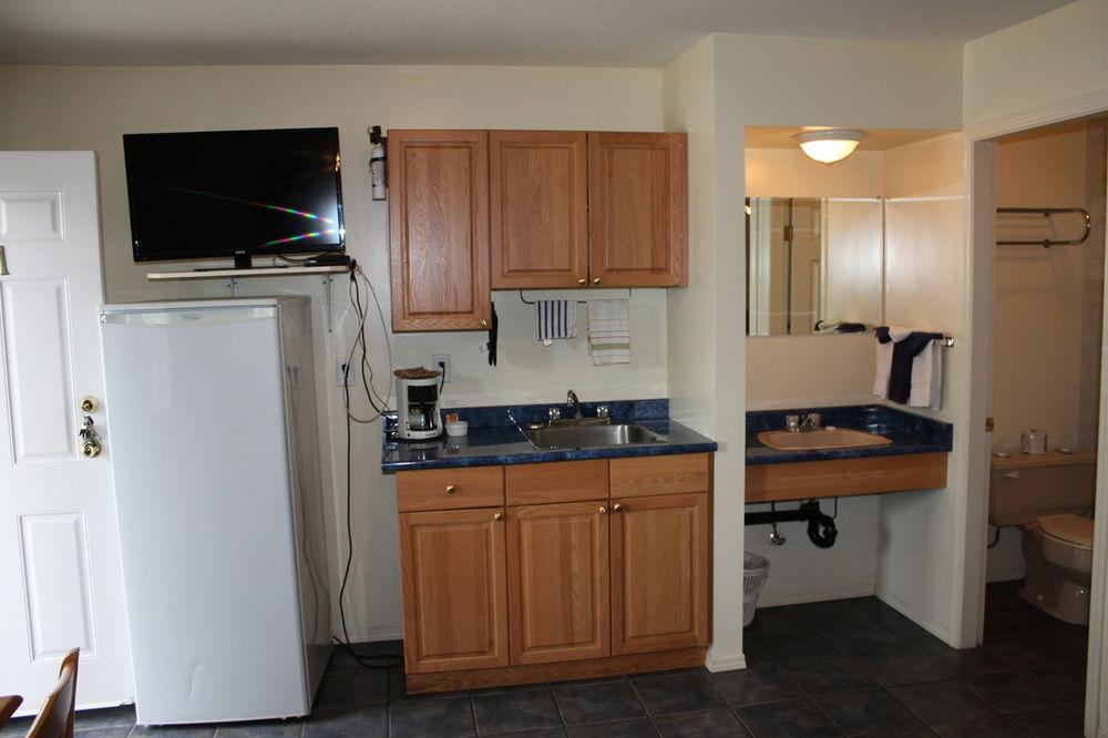 Sunny Beach Motel Пентиктон Экстерьер фото