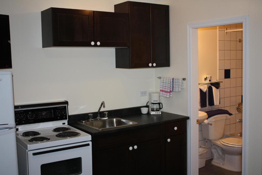 Sunny Beach Motel Пентиктон Экстерьер фото