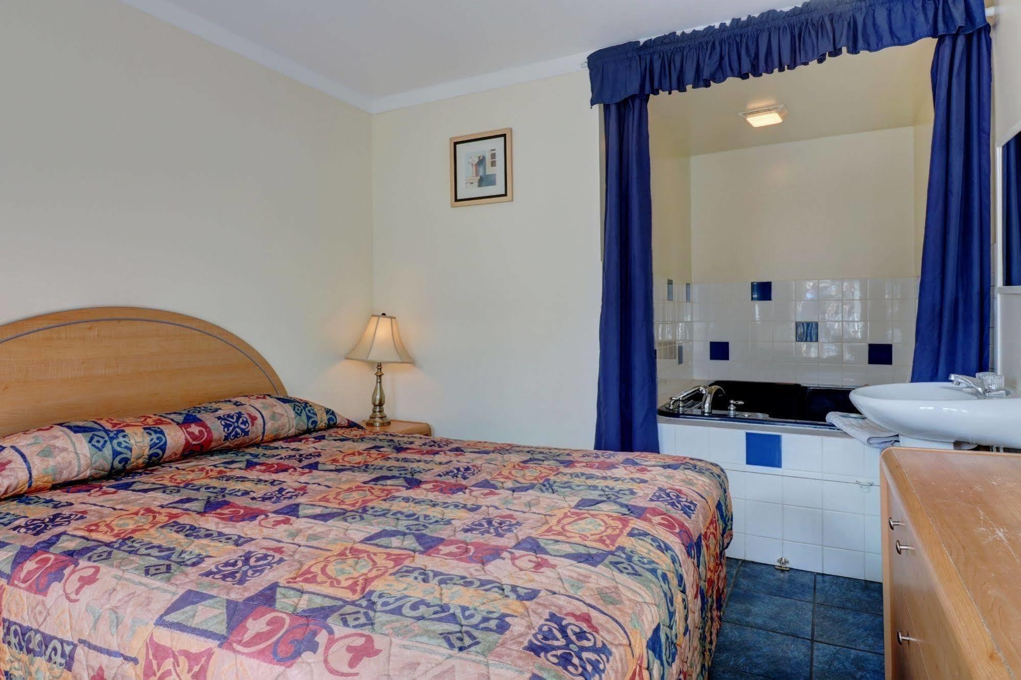 Sunny Beach Motel Пентиктон Экстерьер фото