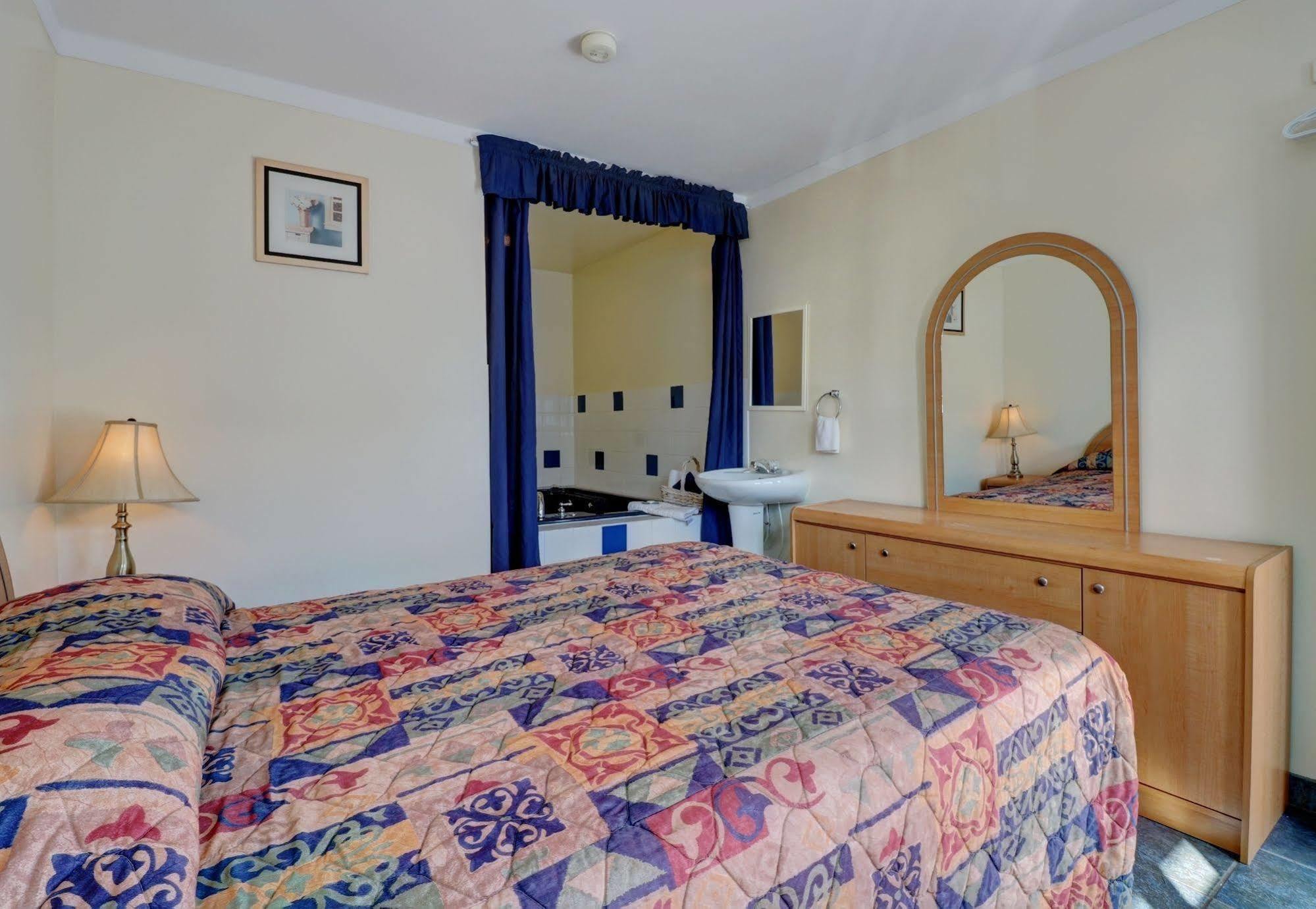 Sunny Beach Motel Пентиктон Экстерьер фото