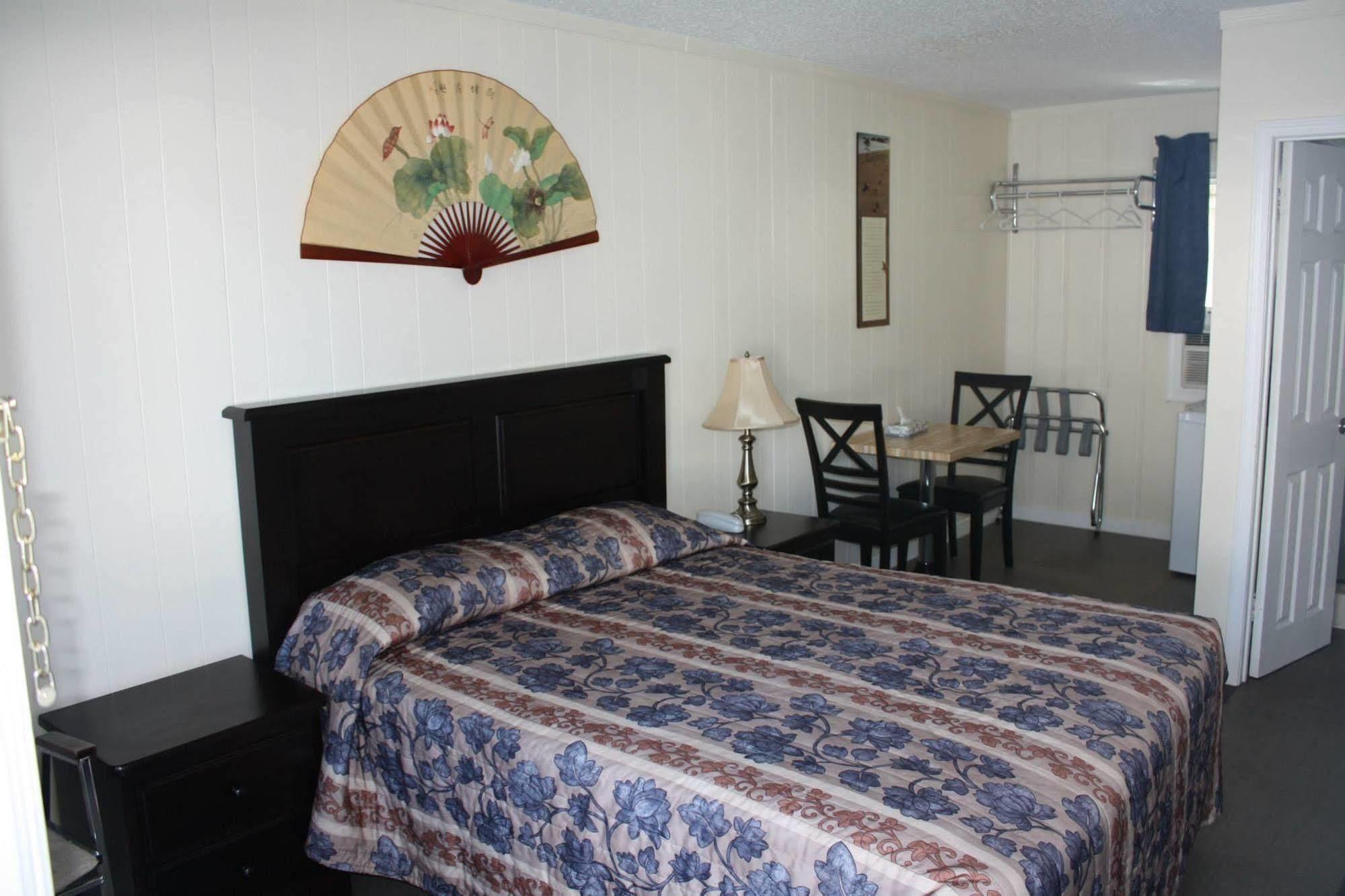 Sunny Beach Motel Пентиктон Экстерьер фото