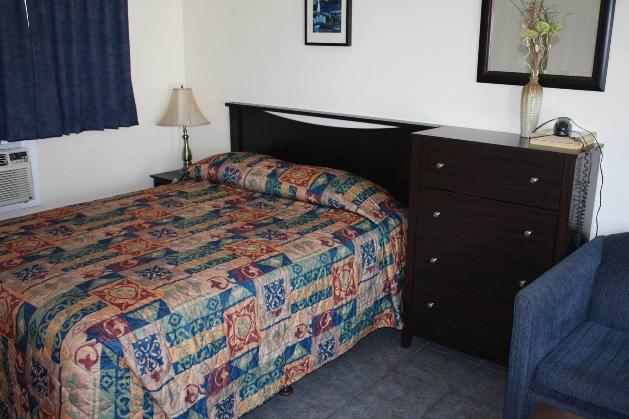 Sunny Beach Motel Пентиктон Экстерьер фото
