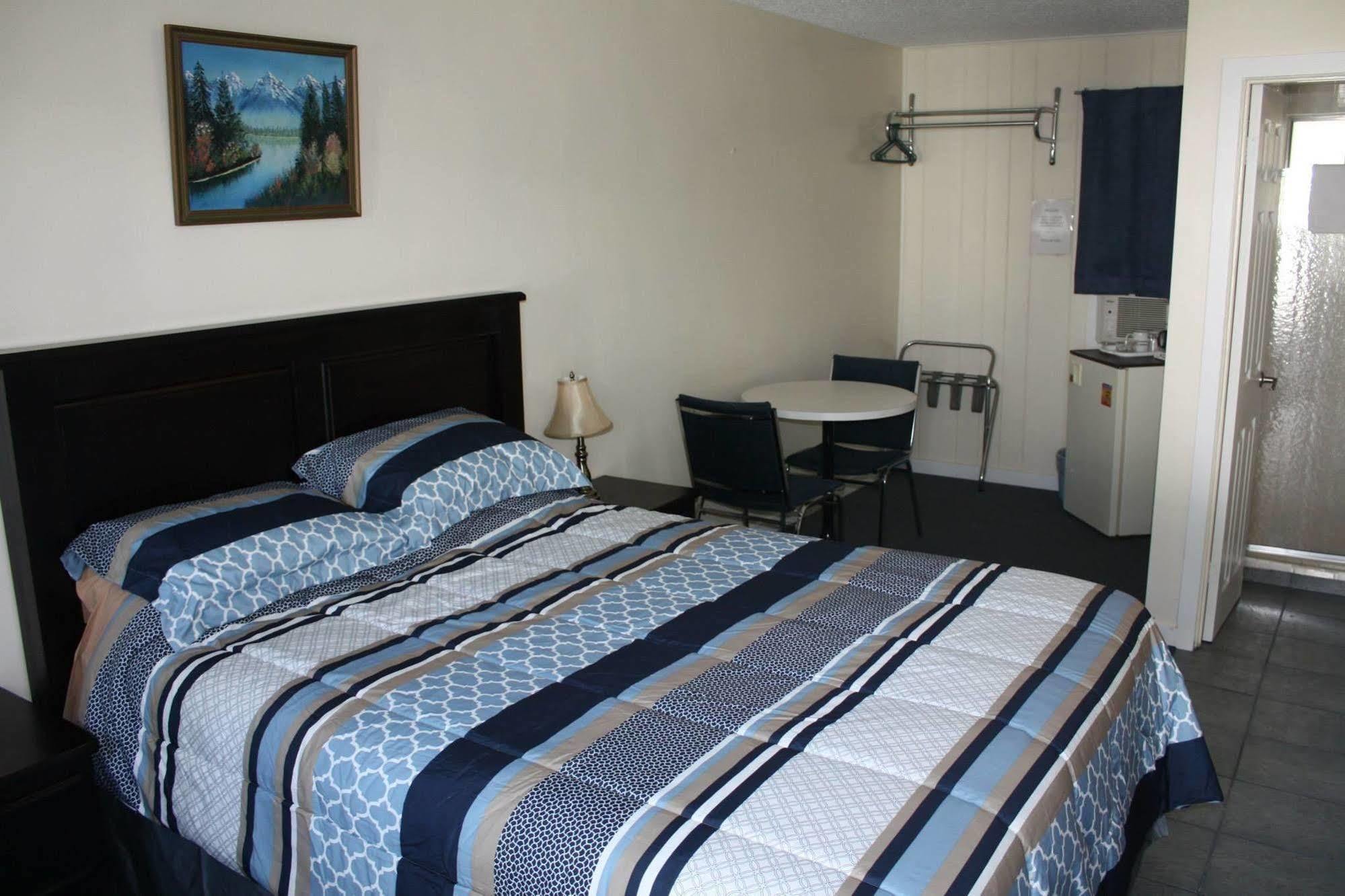 Sunny Beach Motel Пентиктон Экстерьер фото